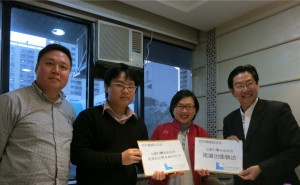 本會多區會員與民政事務局副局長許曉暉會面,提出多項打擊非法民宿活 動建議。左起:本會沙田區議員劉偉倫、本會深水埗區議員郭振華議員助理,民政事務 局副局長許曉暉、本會會員、旺角服務協會主席羅少雄