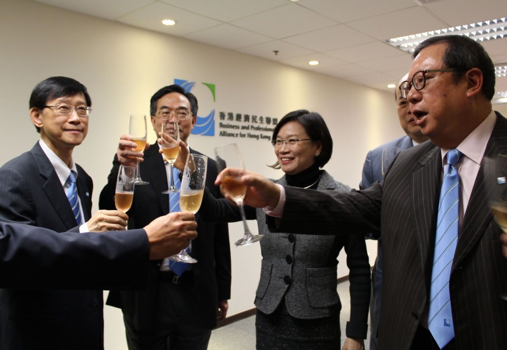 「飲杯!」今日是經民聯秘書處開張的大日子,監事會主席林建岳與一眾經民聯成員舉杯祝賀經民聯新張之喜。林建岳指出今日是經民聯的里程碑,未來日子聯盟會更加努力,吸納更多新成員,為香港的發展出謀獻策。