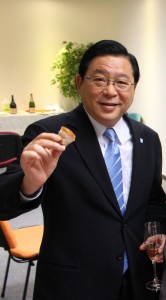 經民聯副主席林健鋒同樣欣賞今日的美食,他說:「這燒豬皮脆肉嫩,肥瘦分明,美味非常,一定要打包外賣一盒給發叔(劉皇發)品嘗。」