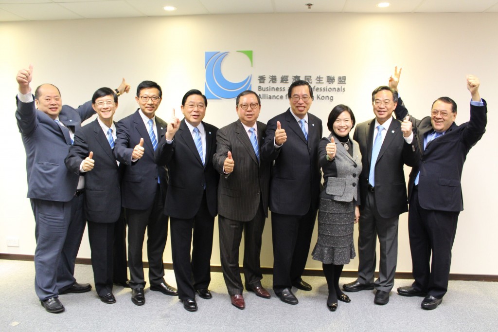 經民聯秘書處順利開幕,一眾成員十分興奮雀躍,在招牌下擺出不同的姿勢留影,其中石禮謙和張華峰更高舉雙手,大聲祝賀經民聯大展鴻圖!