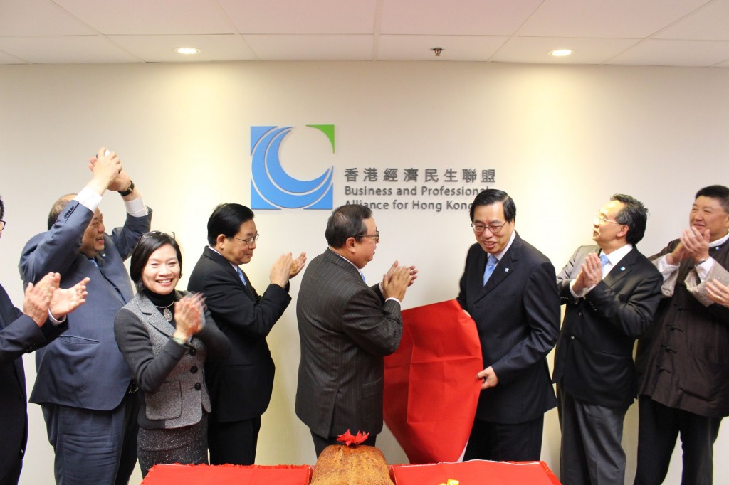 在監事會主席林建岳和經民聯主席梁君彥的帶領下,各成員為秘書處牌匾揭幕,大家均拍掌致賀,慶祝經民聯發展揭開新一頁。主席梁君彥指秘書處於去年10月成立,經過半年的運作,工作已經踏上軌道,並作為聯盟與社會各界溝通的重要橋樑。