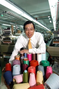 雖然工廠已經自動化生產,但梁君彥仍聘用不少老員工,他指「頗多員工都做了30、40年或做到退休才離職,與公司關係深厚。」(攝於2006年)