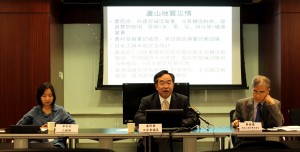 盧偉國(中)、苗圃行動義工單冬怡(左)、香港工程師學會會長蔡健權教授(右)皆是地震後第一時間赴川的工程界人士,三人在記者會上報告蘆山地震的視察情況。