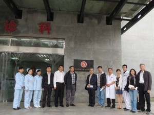 由香港援建的雅安市中醫醫院住院綜合大樓,在地震後迅速恢復正常運作,在救治傷者中發揮作用。圖為盧偉國議員(左六)、蔡健權會長(右七)與醫護工作人員合照。