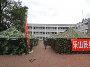 蘆山縣隆興中心校的操場被用作安置災民。