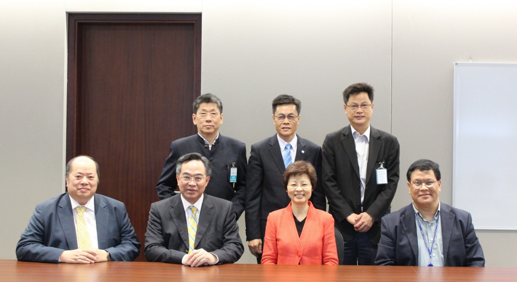 (第一排左起)經民聯兩位副主席張華峰、盧偉國與民政事務總署署長陳甘美華、副署長許國新於5月2日舉行會議,商談18區社區重點項目計劃的前期撥款事宜。(第二排左起)聯盟區議員羅舜泉、莊健成、陳灶良亦有出席會議,簡介各區的建議項目。