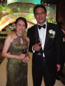 梁君彥的兒子梁宏正結婚當晚,新娘子張曉君身上的刺繡晚裝屬於梁氏家族的自家設計,贏得全場賓客的讚賞。 梁君彥的兒子梁宏正結婚當晚,新娘子張曉君身上的刺繡晚裝屬於梁氏家族的自家設計,贏得全場賓客的讚賞。