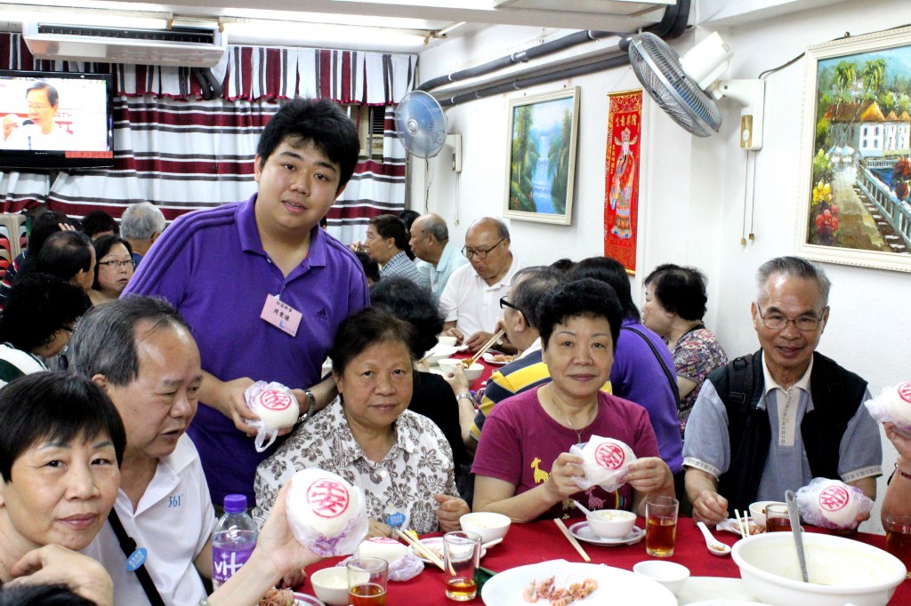 經民聯地區發展幹事周秉謙向團友們派發平安包,趁母親節的大日子,祝願各位平平安安!