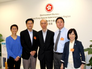 (左起)環境局副局長陸恭蕙、聯盟區議員陳灶良、環境局局長黃錦星、聯盟區議員劉偉倫、盧慧蘭就擴建堆填區計劃交換意見。