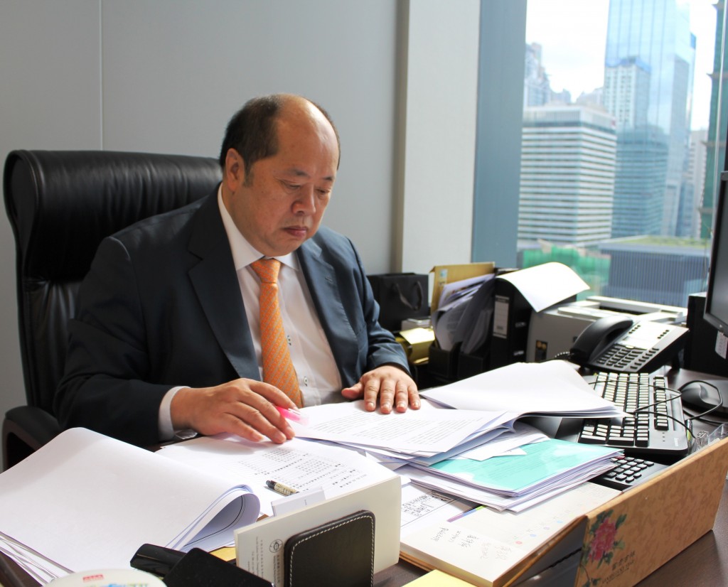 做議員每天會收到兩三吋厚的文件,議員的工作真不簡單!