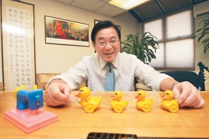父親林亮在40年代末製造的沖凉鴨一組四隻,三隻小鴨跟在一隻大鴨後面,以金屬扣串連。林健鋒對它愛不釋手,更作當家傳之寶。(相片由東週刊提供) 父親林亮在40年代末製造的沖凉鴨一組四隻,三隻小鴨跟在一隻大鴨後面,以金屬扣串連。林健鋒對它愛不釋手,更作當家傳之寶。(相片由東週刊提供)