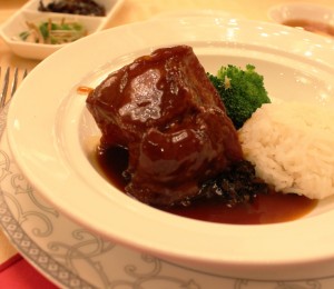 張華峰最愛的美食是肥美甘香的「東坡肉」,但為健康著想,也不得不忍忍口。