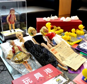 林亮先生特意帶來多款經典玩具,與青年人分享他的創意來源。