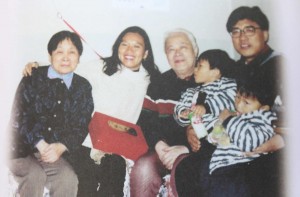 梁美芬一家四口到北京探望恩師許崇德教授(左三)，師徒重聚，閒話當年京城求學的趣事。