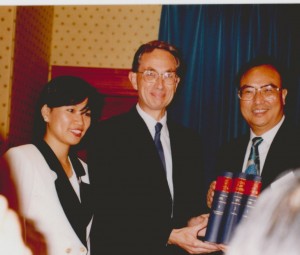 1995年，梁美芬主編的《China Law Reports》舉行發布會，前律政司馬富善(中)和前新華社香港分社副社長張浚生(右)亦有出席支持。