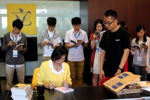 趁午飯時間,梁美芬議員特地來與實習生分享經歷和贈書，同學們拿到書之後立即迫不及待地翻開閱讀。 