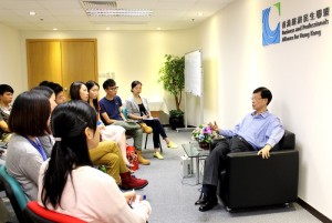 何鑄明先生寄語同學們終生學習，有機會加入政府服務香港市民！