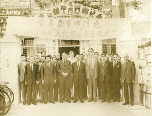 劉皇發(中間)自1970年當上屯門鄉事委員會主席後，經常就新界發展事宜向新界民政署署長黎敦義(前排左三)反映意見。