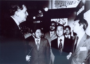 1980年港督麥理浩(左一)到訪屯鄉，由當時鄉議局主席陳日新(右一)、屯門鄉事委員會主席劉皇發(右二)負責接待。