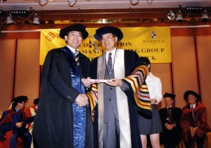 1997年,盧偉國考獲英國華威大學工學博士,今日的他,仍在不斷邁向專業金字塔的頂尖。