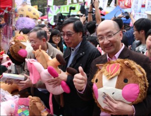譚志源局長以「有商有量」價買了多款禮品,並稱讚馬卡龍咕臣設計別出心裁。