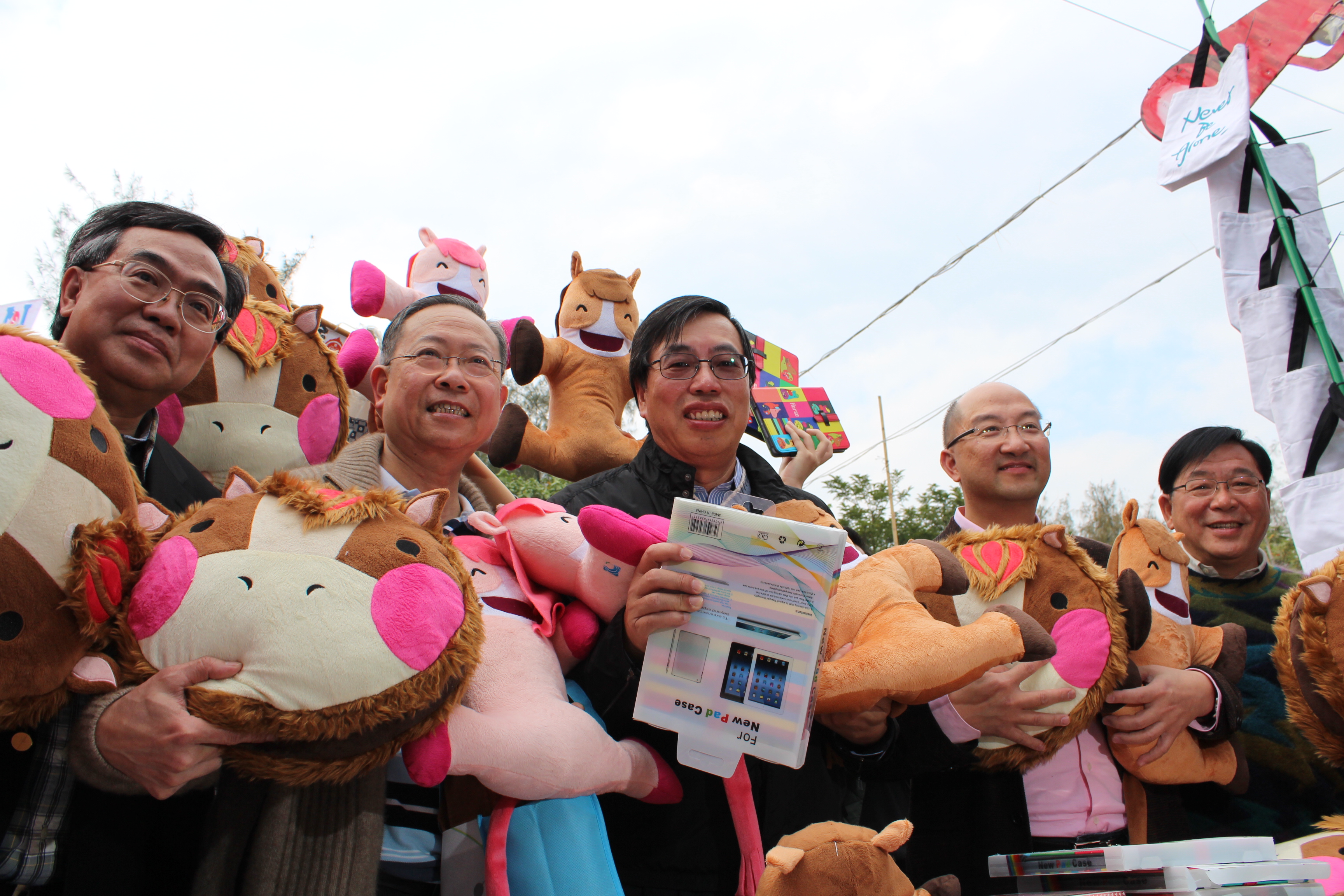 經民聯立法會議員與官員嘉賓手持得獎賀年禮品，祝大家擁抱幸福，龍馬精神。