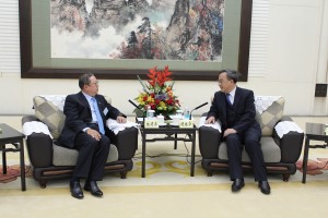 林建岳向省委書記胡春華（右）建議加強宣傳南沙、前海、橫琴三個區域的發展。