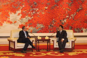 廣州市委書記萬慶良接見訪問團時表示，香港的發展必須把珠三角作為腹地，推動兩地合作。