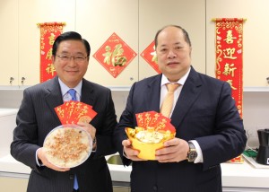 二位議員以象徵著「步步高陞」的蘿蔔糕,和寓意「金銀滿倉」的金元寶,致送對全港市民的祝福!