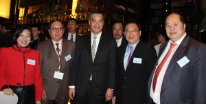 經民聯成員與行政長官梁振英在酒會上共賀新禧。