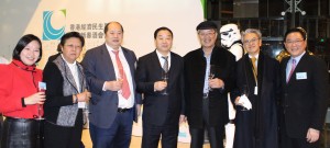 全國人大法工委主任委員喬曉陽(中)、人大代表范徐麗泰(左二)、前港區人大代表黃宜弘(右三)及政協委員馮華健(右二)與經民聯成員一同舉杯問候。