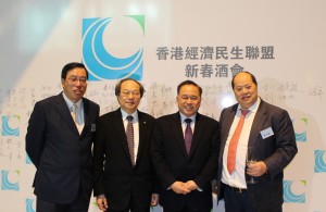 梁君彥和張華峰感謝兩位政協常委余國春(右二)和戴德豐(左二)一 直以來對經民聯的支持。