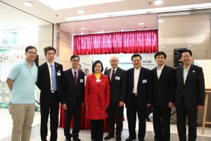 梁美芬、深水埗民政專員莫君虞(右四)與九龍西地區人士祝賀經民聯辦事處開張大吉。