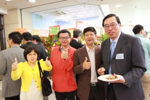 梁君彥與地區人士品嚐燒豬，更舉起姆指讚好。