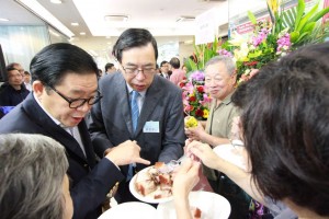梁君彥與林健鋒挑選脆皮燒肉，與在場一班街坊分「金豬」同味。