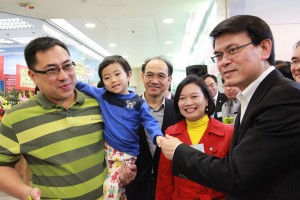 邱騰華笑言近年甚少出席公開活動,難得今日落區,盡顯親民一面。