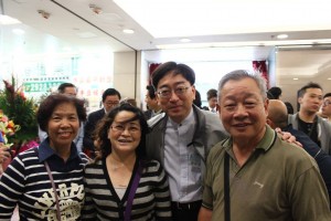 高永文局長一向親民，街坊爭相與他合照留念。