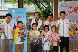 盧偉國聯同大埔區議員文春輝、陳灶良，以及社區幹事周秉謙到太和站派發鮮花，盧偉國表示，各位母親收花的幸福笑容格外甜美。