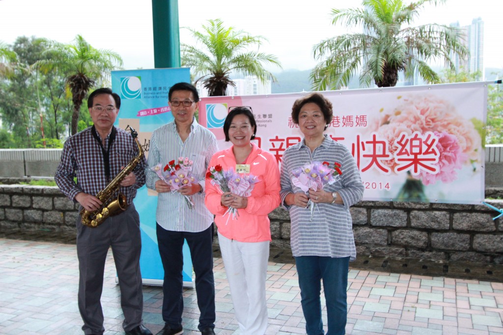 盧偉國、方平、梁美芬及譚惠珍分別以樂曲及康乃馨向天下母親致送真誠的心意。