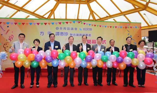 一、二、三!在全場歡呼聲中,眾嘉賓以破格的「氣球炮仗」,取代傳統的剪彩儀式。