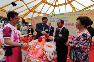 梁君彥、劉皇發為醒獅舉行簪花掛紅儀式。