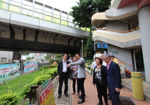方平、譚惠珍帶曾德成局長實地視察,提出加建升降機的訴求。
