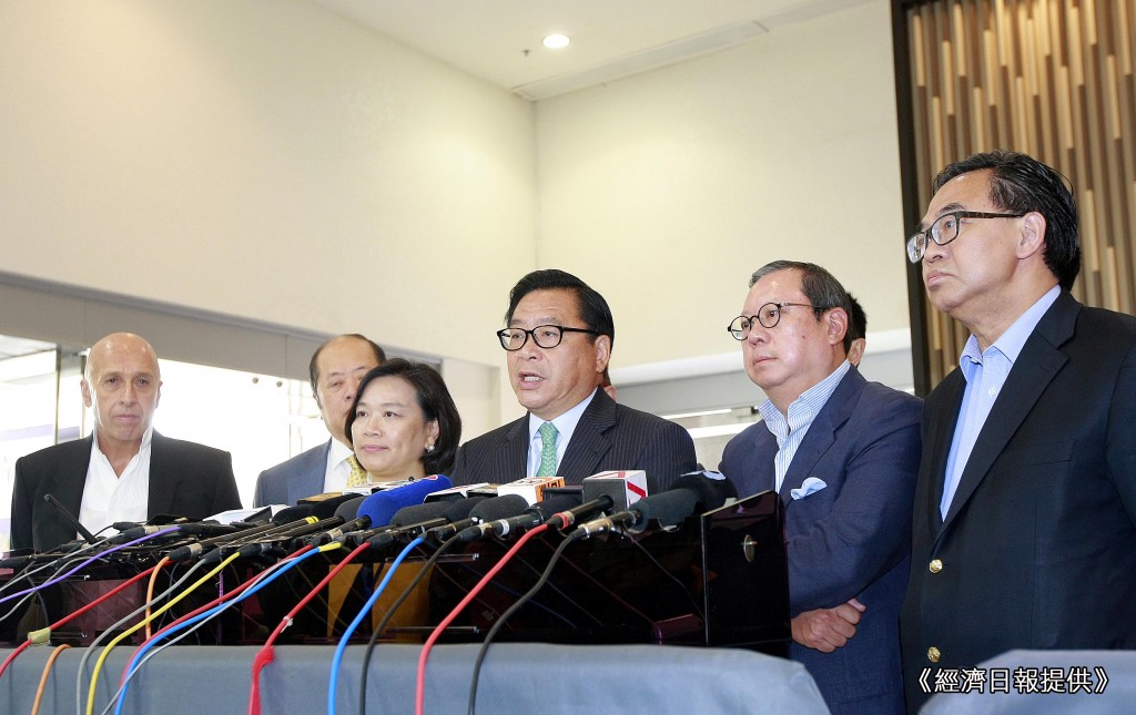 經民聯議員出席政改簡介會後見傳媒，副主席林健鋒(右三)回應提問。