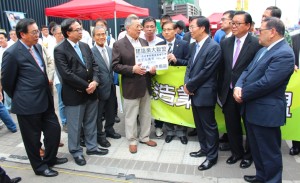 大聯盟隨後遊行到立法會遞交請願信，經民聯主席梁君彥（左一）、副主席林健鋒（右二）、盧偉國（左二）、及秘書長石禮謙全力支持業界的「反拉布」行動。