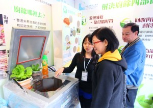 經民聯義工細心地向市民講解廚餘機的運作過程。