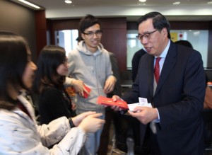 主席梁君彥大派利是。