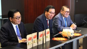 石禮謙(右)希望大家警愓「加辣」措施對樓市的影響。