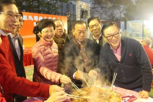 盆菜「暖笠笠」，是經民聯的一片心意。