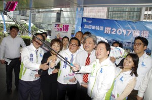 一眾經民聯青年委員更自備自拍神器,「招呼」財爺。