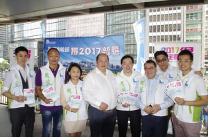 經民聯副主席張華峰(左四)、秘書長石禮謙(右三)與青年委員們合照。